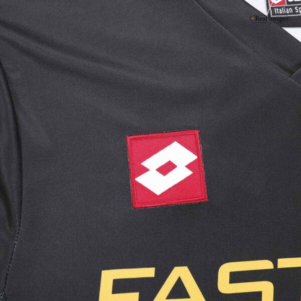 Retro Juventus Away Jersey 2001/02 - Image 8